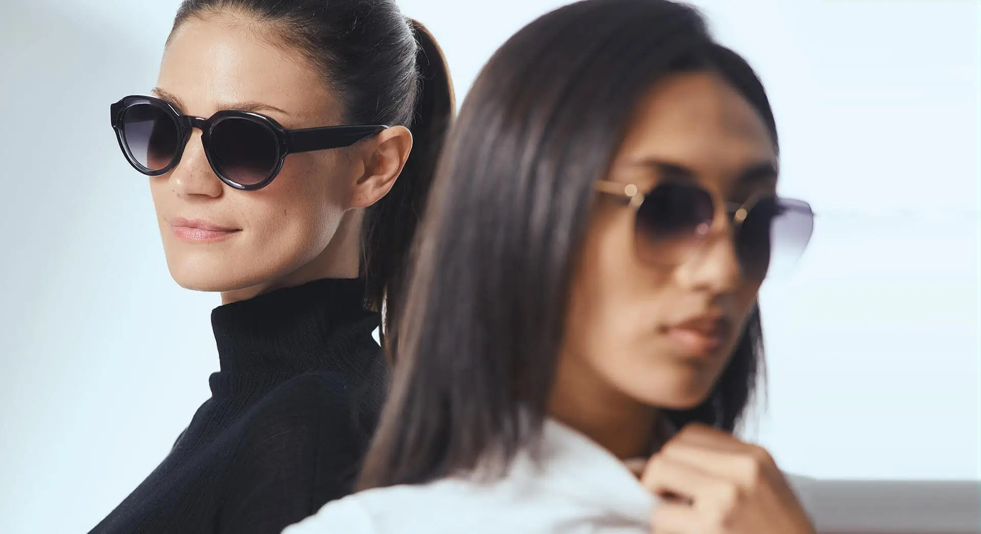 zwei frauen mit sonnenbrillen schwarzer und weisser rollkragen